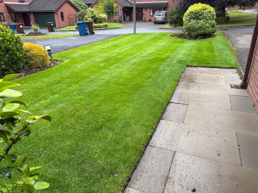 The Staffordshire Lawn Care Company - Professional Lawn Treatments & Maintenance